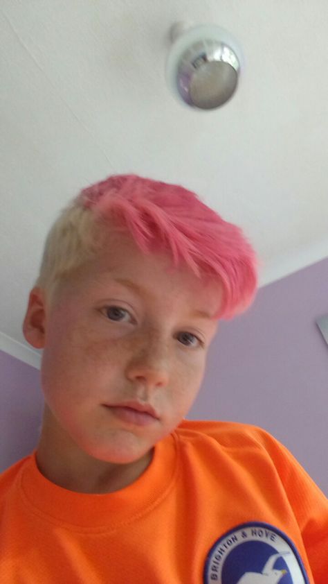 Boy Hair Dye Ideas, Guys Dyed Hair, Pink Hair Men, Boys Dyed Hair, Brown And Pink Hair, Pink Hair Dye, Hot Pink Hair, Belly Button Piercing, Teen Boy