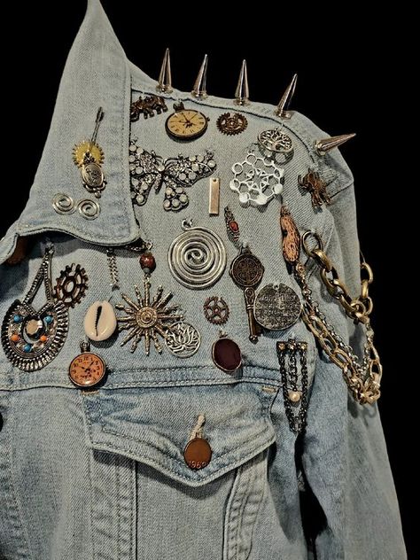 Creative Denim Fashion, Jean Jacket With Brooches, Upcycled Jean Jacket, Diy Denim Jacket Ideas, Denim Jacket With Pins, Diy Jean Jacket Ideas, Custom Clothes Diy, Upcycle Denim Jacket, Jacket With Pins