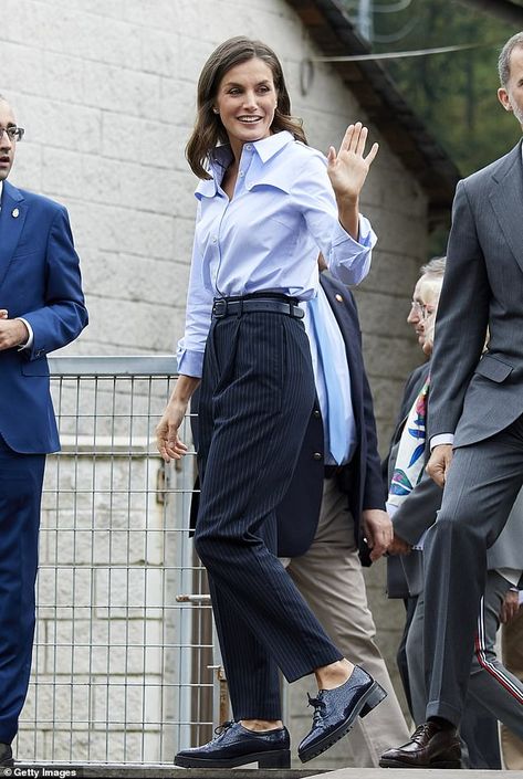 Blue Bottom Down Shirt Outfit, Blue Shirt Office Outfits Women, Light Blue Collar Shirt Outfit Women, Pale Blue Shirt Outfit Women, Blue Shirt Formal Women, Blue Shirt Women Outfit Work, Blue Formal Shirt Outfit Women, Blue Shirt Work Outfit, Blue Shirt Office Outfit