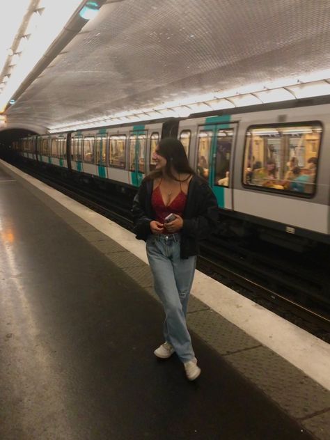 Metro Pics Aesthetic, Metro Poses, Metro Pics, Paris Aesthetic Outfit, Metro Nyc, Paris Pics, Nyc Ootd, London Metro, Metro Pictures