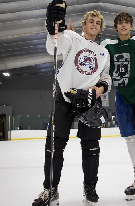 Hockey Outfits Men, Blonde Hockey Player Aesthetic, Fine Hockey Players, Blonde Hockey Player, Hockey Players Aesthetic, I Heart Hockey Boys, Hockey Boy Aesthetic, Hockey Guy Aesthetic, Hot Hockey Players Nhl