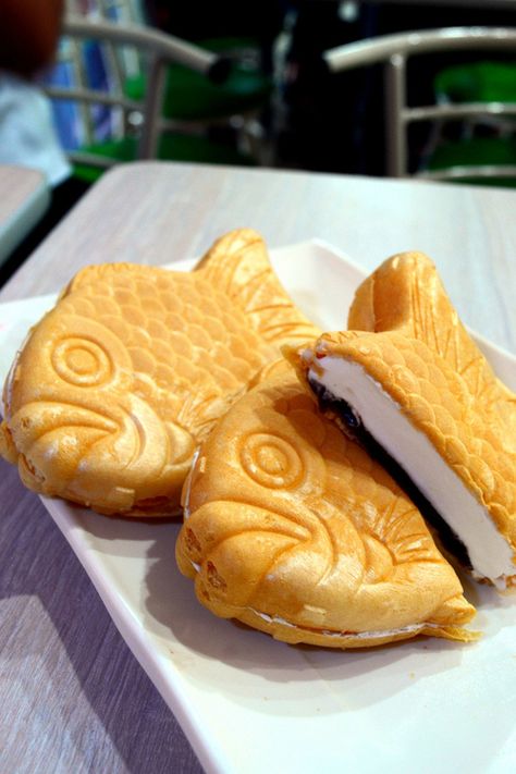 Taiyaki Ice Cream =D Taiyaki Aesthetic, Taiyaki Ice Cream, Korean Ice Cream, Asian Candy, Dear World, Fav Food, Asian Desserts, Japanese Sweets, Cafe Food