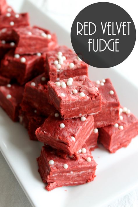 Red Velvet Fudge Recipe - perfect for Valentine's Day or Christmas! Valentine Fudge, Velvet Fudge, Red Velvet Fudge, White Fudge, Food Valentines, Easy Microwave Recipes, Microwave Recipe, Valentines Treats, Christmas Help