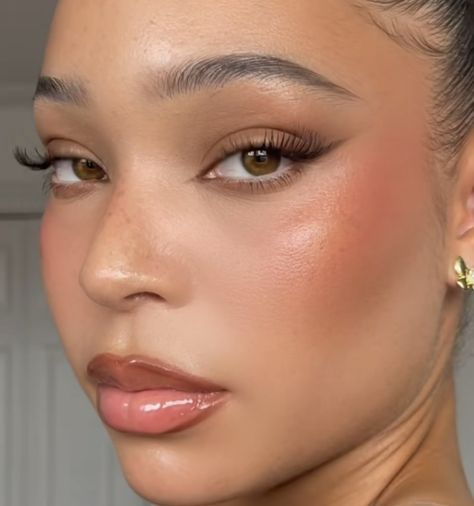 Dewey Light Makeup, Brunch Eye Makeup, Clean Girl Makeup Brown Eyes, Fall Brown Makeup, Peachy Smokey Eye Makeup, Makeup Looks For Tan Skin Tones, Soft Everyday Makeup Black Women, Soft 70s Makeup, Natural Brown Girl Makeup