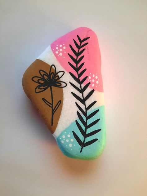 Rock Painting Ideas Plants, Rough Rock Painting Ideas, Rock Art Ideas Painted, Fun Rock Painting, Rock Painting Patterns Ideas, Simple Stone Painting, Rock Coloring Ideas, Cute Things To Paint On Rocks Easy, Painting Pebbles Ideas