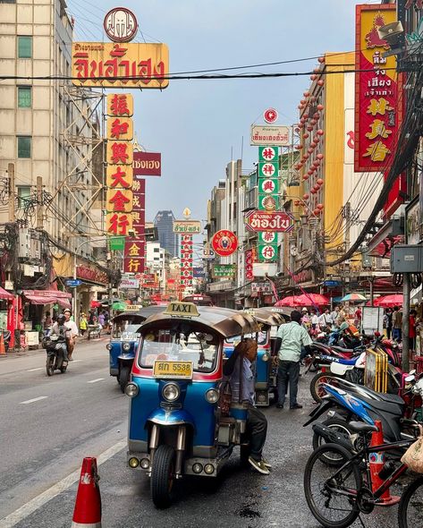 I’ve visited Bangkok only twice, but it’s already my favorite Asian city. From the delicious street food to the impressive temples, from the buzzing nightlife to the friendly locals, Bangkok has it all. I can’t wait to come back and explore even more of this amazing city! 🇹🇭 #bangkok #thailand #cityofangels #favoritecity #travellove #asiaadventures #gaytravel #travelpassport #iamtb #nomadicnetwork