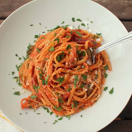 Target Recipes, Tomato Linguine, Simple Tomato Sauce, Target Food, Linguine Recipes, Easy Tomato Sauce, Simple Pasta, Pasta Sauces, Vegetarian Meal