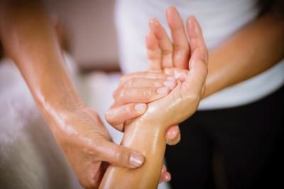 What Are the Benefits of a Hand Massage? Diy Massage Oil Recipes, Massage Couple, Rotator Cuff Pain, Massage Oils Recipe, Diy Massage Oil, Diy Massage, Massage Benefits, Hand Massage, Rotator Cuff