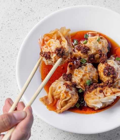 Dumplings 🥟❤️ on Instagram: “Spicy Bottoms by @jaderestaurantatx #🥟🥢 #gyoza #만두 #gyoja #mandoo #mandu #饅頭 shenjianbao #soupdumplings #xlb #xiaolongbao #wonton…” Chili Oil, Japchae, Dumplings, Meatballs, Asian Recipes, Chili, Favorite Recipes, Meat, Chicken