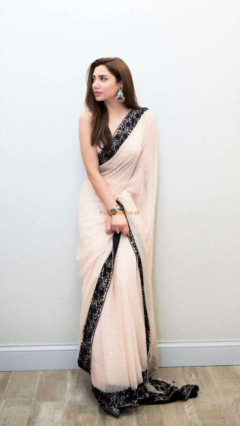 Baju Kahwin, Pengantin India, Peach Saree, Sarees For Girls, Indian Sari Dress, Sari Design, Fancy Sarees Party Wear, Mahira Khan, Sari Dress