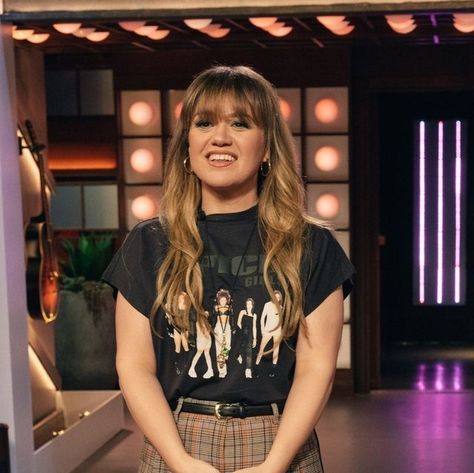 The Kelly Clarkson Show on Instagram: "Are we LOVING this week's looks, all?! 😍➡️⁠ ⁠ Styling: @micaela ⁠ Glam: @gloglomakeup ⁠ Hair: @coreymorriscm ⁠ 📸: @weisseubanks" Kelly Clarkson Hair 2024, Kelly Clarkson Style Outfits, The Kelly Clarkson Show, Kelly Clarkson Bangs, Kelly Clarkson 2023, Kelly Clarkson Style, Kelly Clarkson Outfits, Looks Shows, 2024 Bangs