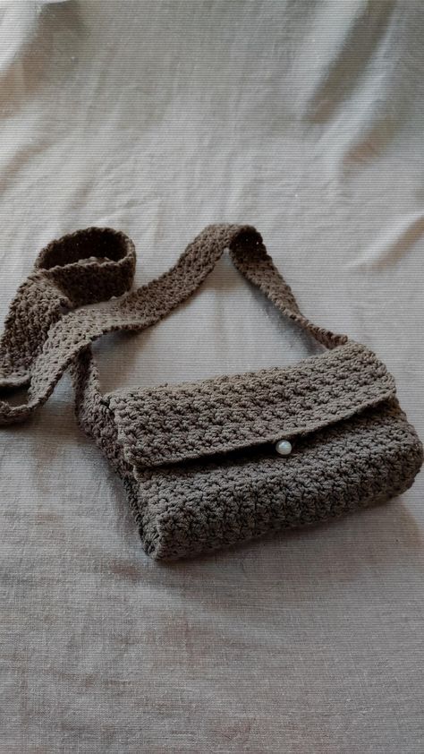 Small Crochet Bag Tutorial, Crochet Messager Bag Free Pattern, Knitted Messenger Bag, Small Handbag Crochet, Simple Crochet Bag, Small Crochet Purse, Crochet Bag Aesthetic, Crochet Small Purse, Crochet Bag Diy