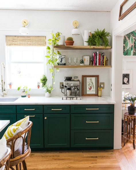 One Room Challenge - Green Kitchen Glamazon - The Reveal » Jessica Brigham0 stunning green kitchen with vintage touches #kitchendesign #kitchencabinets Jessica Brigham, Dapur Rustic, Cocina Shabby Chic, Green Kitchen Designs, Dark Green Kitchen, Model Dapur, Kitchen Design Color, Kabinet Dapur, Green Kitchen Cabinets