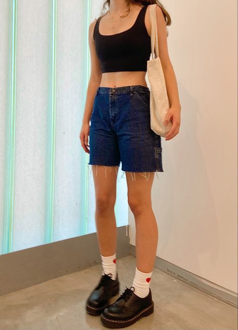 High Waist Wide Leg Shorts Outfit, Summer Outfits With Oxford Shoes, Style Platform Doc Martens, Docs And Shorts Summer Outfits, School Outfits 90s Style, Dickies Pants Outfits Women Aesthetic, Docs And Cargo Pants, Blue Summer Outfits Aesthetic, Summer Oxford Shoes Outfit