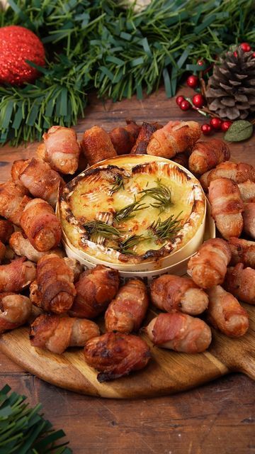 Christmas Baked Camembert, Festive Food Christmas, Xmas Day Dinner Ideas, Christmas Cheese Recipes, Christmas Lunch Starters Ideas, Christmas Eve Nibbles, Christmas Canopies Food, Easy Christmas Canapes, Baked Camembert Platter