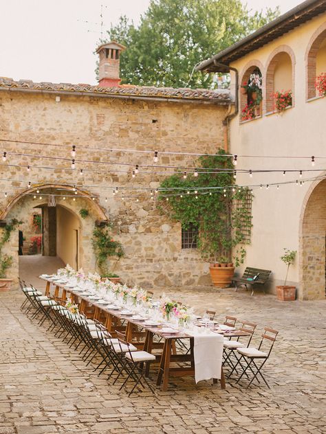 al fresco weddings in Tuscany - photo by Facibeni Fotografia http://ruffledblog.com/destination-wedding-in-tuscany-with-al-fresco-dining Tuscan Courtyard, Courtyard Wedding, Italian Romance, Justin Verlander, Wedding In Tuscany, Tuscan Wedding, Winter Blue, Destination Wedding Inspiration, Kate Upton