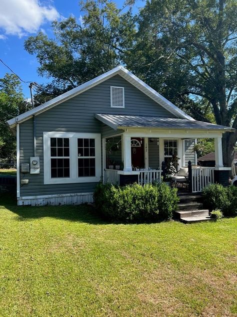 Circa 1935 Cheap House in Georgia $100K - Old Houses Under $100K House In Georgia, Small Old House, Small House Videos, Rundown House, Picture Of A House, Old House Renovation, House Format, Cheap Property For Sale, Average House