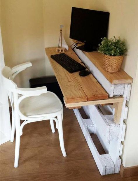 The Best DIY Wood & Pallet Ideas - Kitchen Fun With My 3 Sons Recycled Pallets, Wood Pallet Decor, Easy Diy Desk, Pallet Desk, Diy Casa, Pallet Decor, Desk Ideas, Diy Holz, Wood Pallet Projects