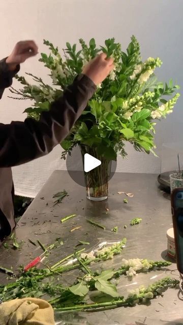 Flower Arrangement In Vase, How To Arrange Flowers In A Vase, Flower Arrangements Diy Vase, Flower Arrangements In Vase, Easy Flower Arrangements Diy, Vase Floral Arrangements, Simple Floral Centerpieces, Easy Floral Arrangements, Floral Vase Arrangements