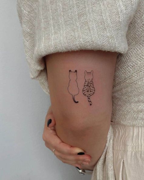 110 Minimal Tattoo Designs That Are Far From Simplistic Cat Tattoo Simple, Tato Minimal, Cute Cat Tattoo, Minimal Tattoo Design, Cat Tattoos, Tattoo Simple, Cat Tattoo Designs, Small Hand Tattoos, Discreet Tattoos