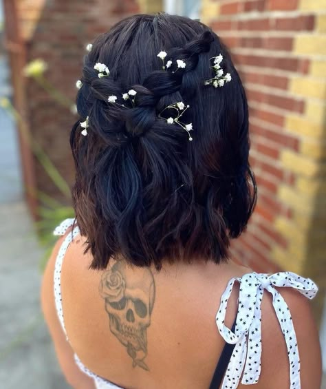 Black Bob with Contrasting Gypsophila Bun Hairstyles For Prom, Romantic Bun, Half Up Half Down Short Hair, Formal Hairstyles For Short Hair, Hairstyles For Prom, Prom Hairstyles For Short Hair, Long Hair Wedding Styles, Hair Homecoming, Wedding Hairstyles Half Up Half Down