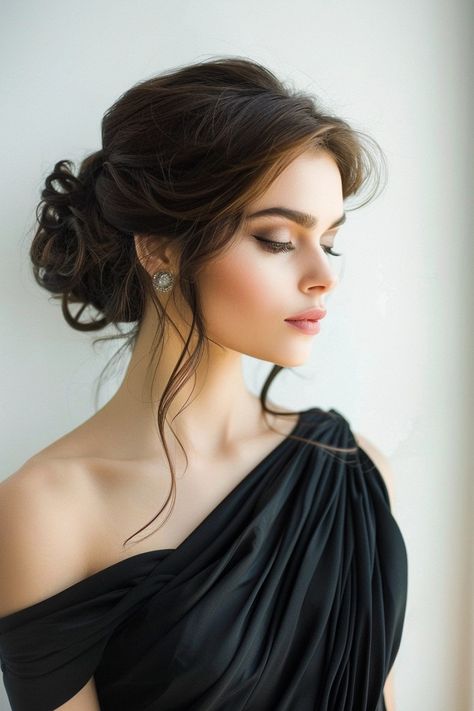 Side Shoulder Dress Hairstyle, Side Do Bridesmaid Hair, Occasion Hairstyles Medium Length, Hair Styling Bridesmaid, One Shoulder Neckline Hairstyles, Bridesmaids Hairstyles Medium Hair, Wedding Hairstyles For Off Shoulder Dress, One Strap Dress Hairstyles Bridesmaid, Haïr Style For Off Shoulder Dress