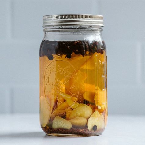 How to Infuse Your Own Gin Gin Infusions, Homemade Gin, Gin Recipe, Make Your Own Gin, How To Make Moonshine, How To Make Gin, Infused Gin, Homemade Kombucha, Homemade Liquor