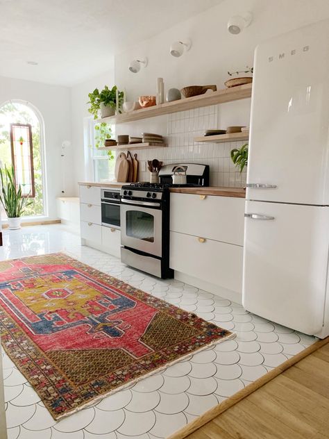 White Linoleum Flooring Kitchen, Carpeted Kitchen, Scalloped Tile, White Kitchen Floor, Kitchen Floor Tiles, Scallop Tiles, Kitchen 2023, Paris Kitchen, Backyard Kitchen