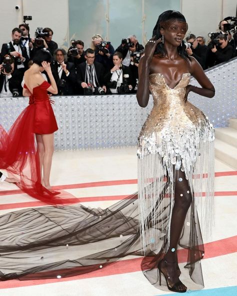 Model Anok Yai at the 2023 Met Gala | MÉLÒDÝ JACÒB Anok Yai Met Gala, Prabal Gurung Gown, Sum Dresses, Anok Yai, Gala Looks, Western Outfits Men, Uni Outfits, Prabal Gurung, Rock On