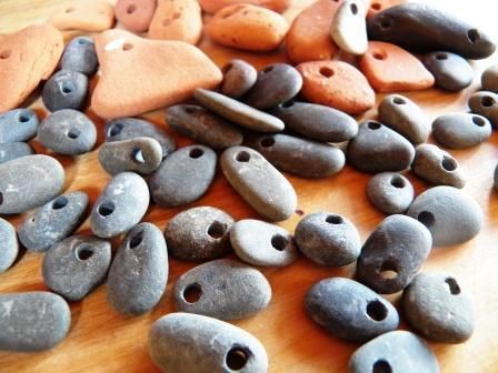 Drill Holes In Rocks, Stone Crafts, Nature Crafts, Rock Crafts, Dremel, Diy Projects To Try, Pebble Art, Crafts To Do, Stone Art