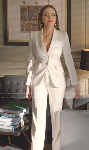 Fallon Outfits, Dynasty Fallon, Dynasty Outfits, Tv Outfits, Fallon Carrington, Dynasty Clothing, Elegant Outfit Classy, Tv Show Outfits, Elizabeth Gillies