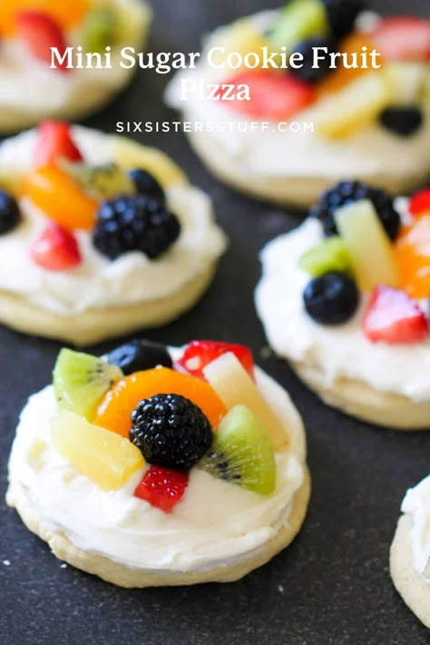 Mini Sugar Cookie Fruit Pizza Recipe Mini Fruit Pizza, Fruit Pizza Cookies, Fruit Pizza Frosting, Fruit Pizzas, Fruit Pizza Sugar Cookie Recipe, Fruit Sugar Cookies, Fruit Cookie, Healthy Fruit Pizza, Mini Fruit Pizzas