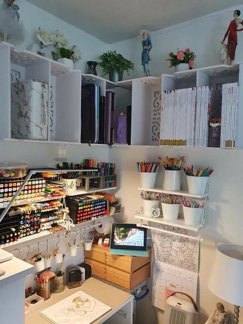 Small Workspace At Home, Art Room Bedroom Ideas, Desk Set Up Artist, Art Studio Storage Bohemian, Art Supply Organization Aesthetic, Art Desks Ideas, Small Art Desk Setup, Artist Desk Organization, Artist Desk Ideas