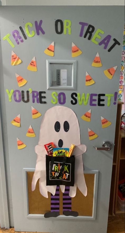 Office Halloween Door Contest Ideas, Candy Corn Bulletin Board Ideas, Halloween Door Contest Ideas, Halloween Door Decorations Contest, Halloween Kita, Halloween Door Decorations Classroom, Porta Halloween, Diy Halloween Door Decorations, Halloween Doors