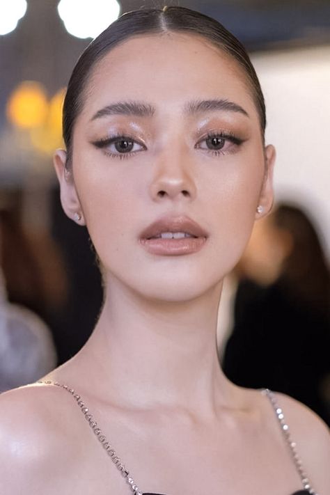 a selfie of a young, beautiful woman with a clean girl makeup look Cleam Girl Make Up Look, Makeup Reference Natural, Clean Look Style, Cool Girl Makeup Looks, Low Makeup Look, Soft Features Makeup, Wet Makeup Look Natural, Make Up Inspo For Prom, Clean Girl Makeup Asian