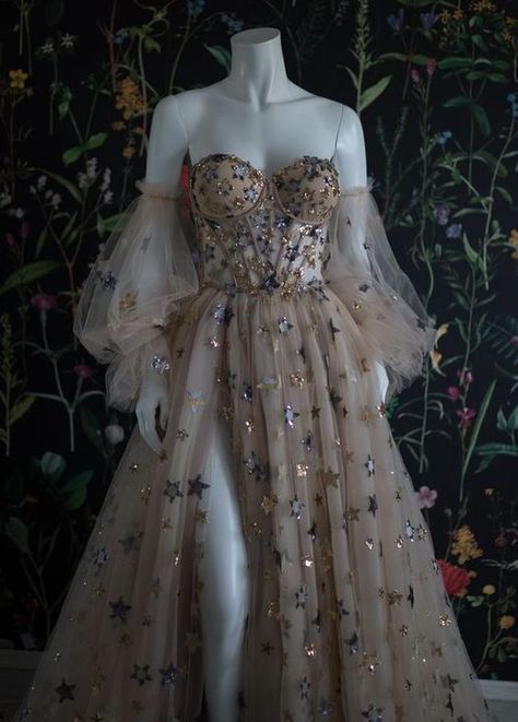 GUIONES➴𝑅𝑒𝑎𝑙𝑖𝑑𝑎𝑑 𝐷𝑒𝑠𝑒𝑎𝑑𝑎➶ - VESTIDOS para tu r.d antiguos (de epoca) - Página 2 - Wattpad Dresses With Stars, Gaun Abad Pertengahan, Tulle Prom Dresses, Ethereal Dress, Fantasy Dresses, Prom Dress Inspiration, Fantasy Gowns, فستان سهرة, Fairytale Dress