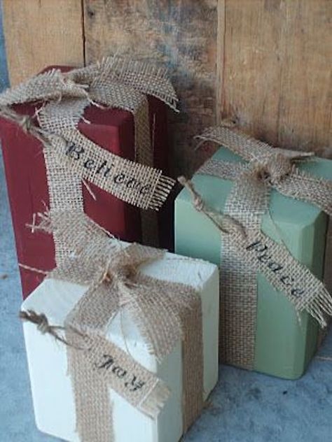 wood blocks tied with burlap - Easiest DIY rustic holiday decor ever! 4x4 Wood Crafts, Natal Country, Rustic Holiday Decor, Crafts Decor, Burlap Christmas, 12 December, Rustic Holiday, Christmas Porch, Christmas Decorations Rustic