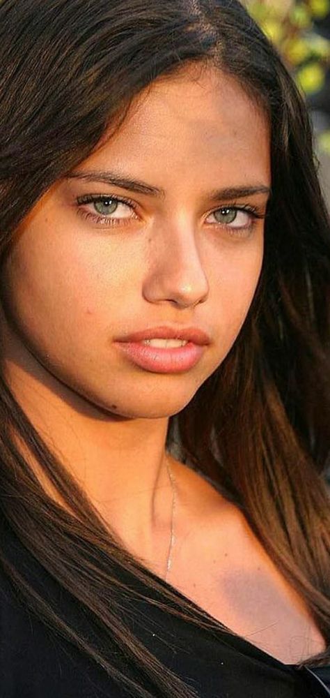 Adriana Lima Natural Face, Adriana Lima No Makeup, Adriana Lima Side Profile, Adriana Lima Eyes, Adriana Lima Face, Adriana Lima Wallpaper, Portuguese Women, Adriana Lima Makeup, Models Without Makeup