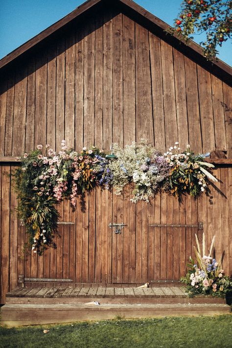 Farm Wedding Alter, Outside Barn Wedding, Barn Wedding Backdrop, Barnwood Wedding Decor, Rustic Farm Wedding Decorations, Farm Wedding Theme, September Barn Wedding, Barn Weddings Ideas, Barn Yard Wedding