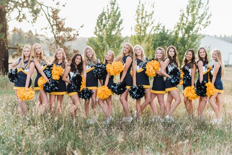 Cute Cheer Team Pictures, High School Dance Team Pictures, Football Cheer Pictures Team Photos, Sports Team Photoshoot Ideas, High School Dance Team Photos, Cheer Team Photoshoot, Team Cheer Pictures, Cheer Team Ideas, Cheer Team Pictures Poses