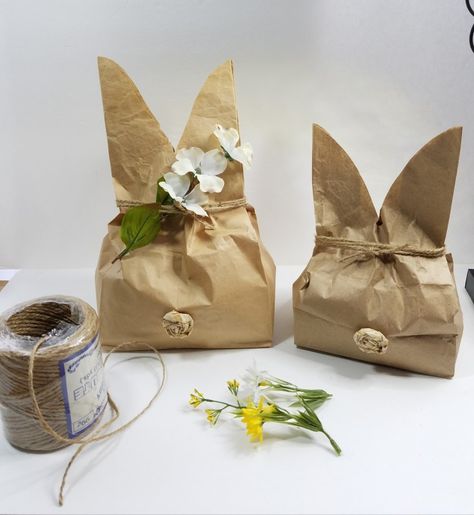 Diy Bunny Treat Bags, How to make bunny treat bags from paper bags, MixedKreations.com Easter Bunny Treat Bags, Bunny Treat Bags, Easter Place Cards, Spring Candy, Kids Easter Party, Easter Bunny Treats, Diy Bunny, Brown Paper Bags, Homemade Goodies