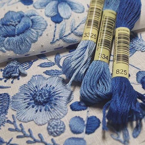 Beautiful blues Honey Crochet, Pola Sulam, 자수 디자인, Sewing Embroidery Designs, Hand Embroidery Art, Crewel Embroidery, Hand Embroidery Stitches, Embroidery Craft, Vintage Embroidery