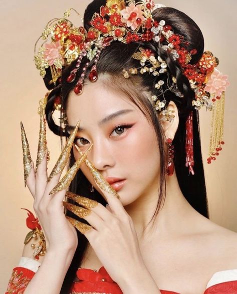 Cny Makeup Chinese New Years, Chinese Hanfu Makeup, Chinese New Year Costume, Chinese New Year Makeup Look, Chinese New Year Outfit Ideas, Ancient Chinese Makeup, Happy New Year Makeup, Chinese New Year Makeup, Chinese Makeup Look