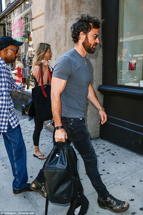 Justin Theroux Style 2023, Justin Theroux Style, Jacket Around Waist, Men's Street Style Photography, Outfit Botas, Badass Style, Justin Theroux, Best Mens Fashion, Dapper Men