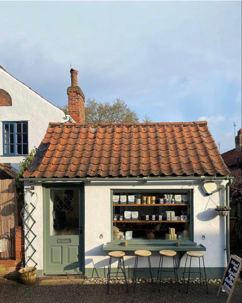 Vegan Cinnamon Buns, Cafe Exterior, Small Cafe Design, Mouse House, Coffee Shop Aesthetic, Fotografi Vintage, Small Cafe, Tiny Cottage, Board Meeting