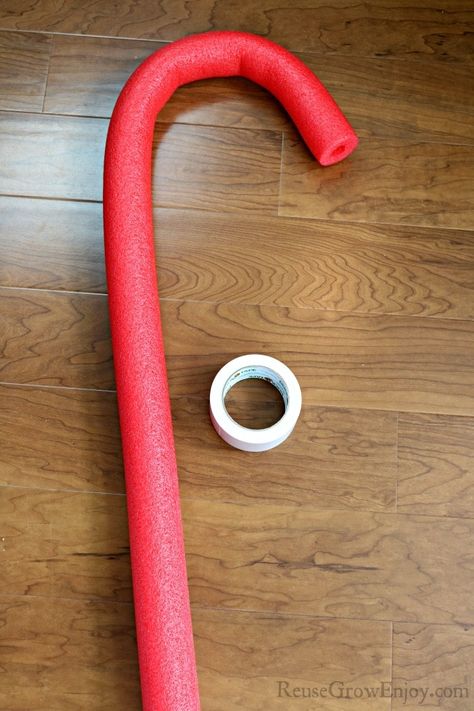 Wanting to add a touch of winter wonderland to your home or maybe having a kids candy themed party? Check out this DIY giant candy cane from a pool noodle! Diy Giant Candy, Decoracion Navidad Diy, Giant Candy Cane, Candy Themed Party, Candy Cane Decorations, Giant Candy, Candy Land Christmas Decorations Outdoor, Pool Noodle, Christmas Float Ideas