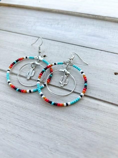 Making Western Jewelry, Western Clay Bead Jewelry, Simple Crafts To Sell, Western Beaded Earrings, Western Beaded Jewelry, Diy Western Jewelry, Country Earrings, Western Diy, Seed Bead Hoop Earrings