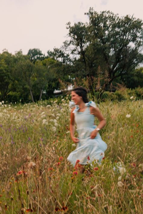 Flower Field Pics Aesthetic, Running In A Flower Field Aesthetic, Running Through Flower Field Aesthetic, Running In An Open Field Aesthetic, Running In Flower Field, Casual Field Photoshoot, Daisy Field Photoshoot, Blurry Running Aesthetic, Field Picnic