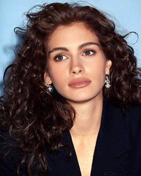 Julia Roberts Long Curly Hair, Julia Roberts Makeup 90s, Wavy Hair Celebrities, Julia Roberts Curls, 90s Julia Roberts Hair, Julia Roberts Makeup Tutorial, Julia Roberts Style 90s Pretty Woman, Julia Roberts 90s Hair, Julia Roberts Hair Curly