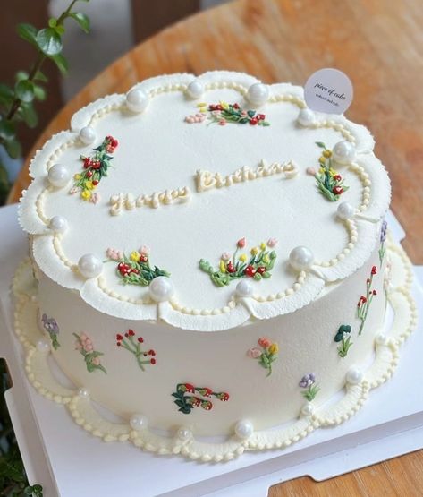 Birthday Cake Designs, Rodjendanske Torte, Bolo Vintage, Vintage Birthday Cakes, Simple Cake Designs, Mini Cakes Birthday, Creative Cake Decorating, Creative Birthday Cakes, Simple Birthday Cake